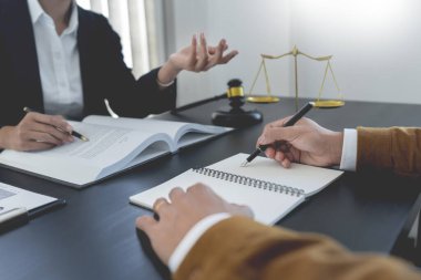 Hukuk, terazi ve çekiç masaya yatırıldı. İki avukat hukuki hükümler, hukuk konularında kararlılık ve açık el konularında tartışıyorlar..