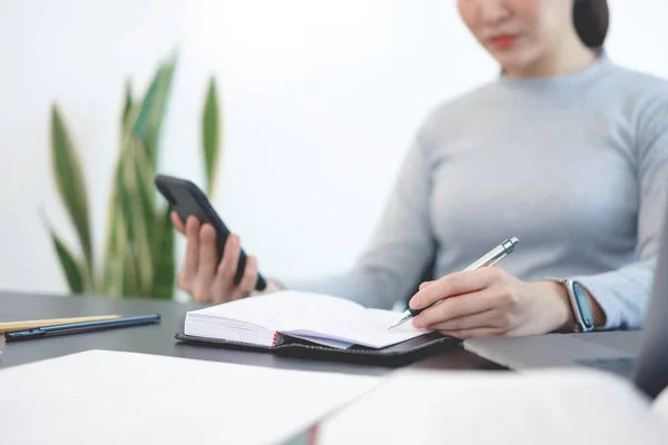 Concepto Trabajo Oficina Una Mujer Oficial Usando Teléfono Móvil Para — Foto de Stock