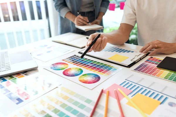 Couple Designers Choosing Right Colour Fitting Concept Spectrum — Stock Photo, Image