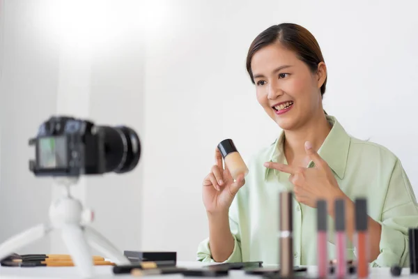 Een Schoonheid Blogger Tonen End Beauty Producten Reclame Voor Hun — Stockfoto