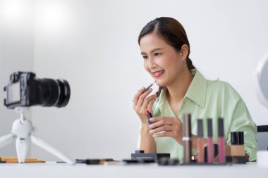 Güzellik uzmanı, kendine güvenerek makyajın profesyonelce nasıl yapıldığını gösteriyor..