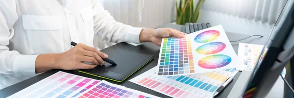 Diseñador Gráfico Creativo Elegir Escala Color Para Editar Obras Arte — Foto de Stock