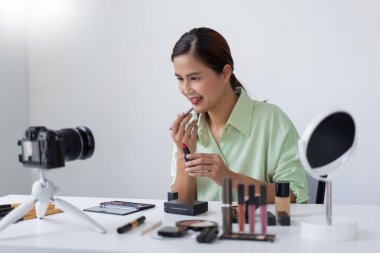 Güzellik uzmanı, kendine güvenerek makyajın profesyonelce nasıl yapıldığını gösteriyor..