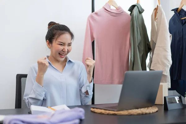 Live Shopping Concept Female Seller Feeling Delighted Her Success Sale — Stock Photo, Image