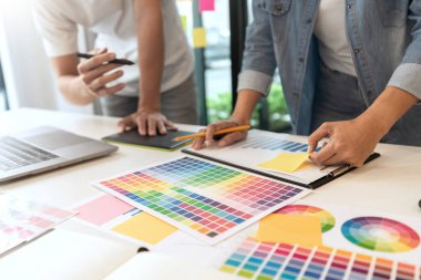 Mükemmel görsel çalışma için iki tasarımcı renk tonunu tartışıyor.