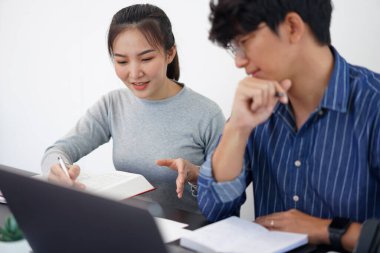 Ofis işi kavramı. Güzel bir iş kadını. İş ortağından pazarlama stratejileri hakkında fikir almak istiyor..