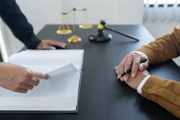 Jog Mérleg Kalapács Asztalon Két Ügyvéd Tárgyalja Szerződés Papír Jogi — Stock Fotó