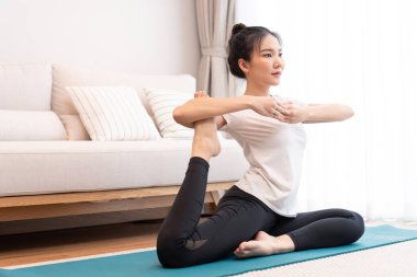Üretken aktivite kavramı beyaz tişörtlü bir kız zor pilates hareketleri yapıyor..