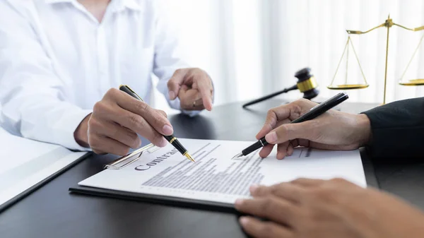 Gesetz Waage Und Hammer Auf Dem Tisch Anwälte Diskutieren Über — Stockfoto