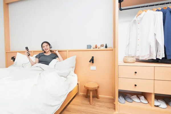 Sovrumskoncept Den Bekväma Sängen Flicka Lyssnar Sina Favoritlåtar Genom Att — Stockfoto