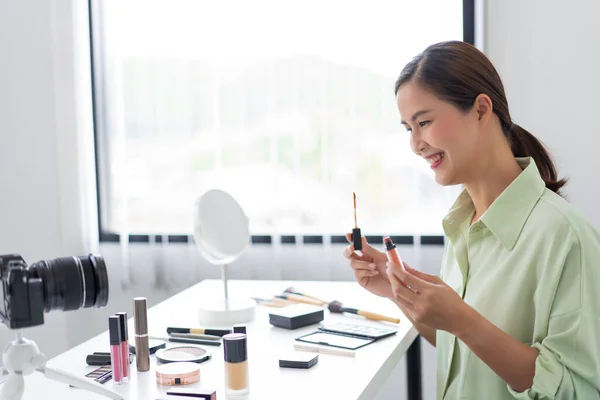 Een Zelfverzekerde Beauty Blogger Met Een Roze Vloeibare Lippenstift Die — Stockfoto