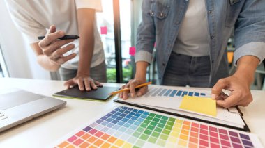 Mükemmel görsel çalışma için iki tasarımcı renk tonunu tartışıyor.