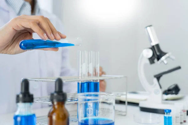Wissenschaftler Forschen Labor Weißen Laborkittel Handschuhe Analysieren Reagenzglasprobe Betrachten Biotechnologie — Stockfoto
