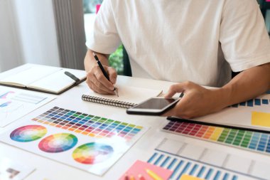 Birkaç tasarımcı spektrumdan doğru rengi seçiyor..