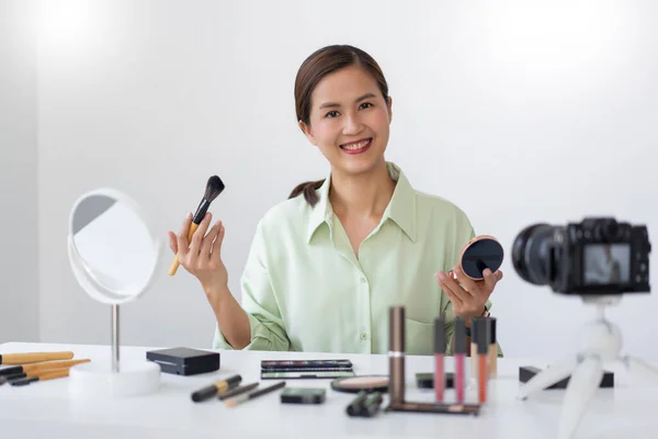 Una Influencer Belleza Aplicando Colorete Polvo Mejilla Usando Cepillo Maquillaje — Foto de Stock