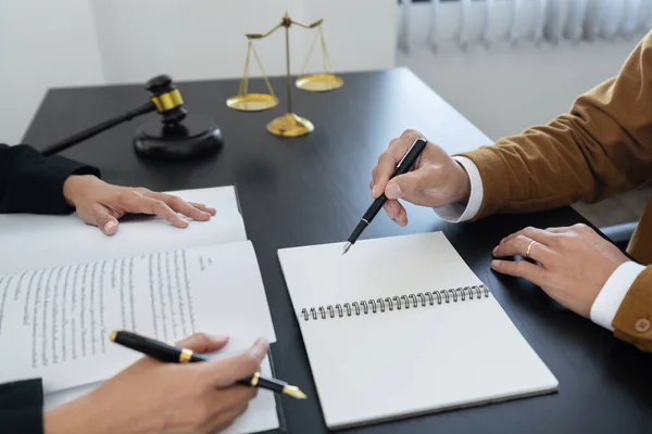 Law Libra Scale Hammer Table Lawyers Discussing Contract Paper Law — Stock Photo, Image