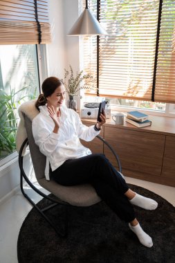 Canlı bir bayan, uzak yakın arkadaşıyla internette hoş bir şekilde vakit geçiriyor..