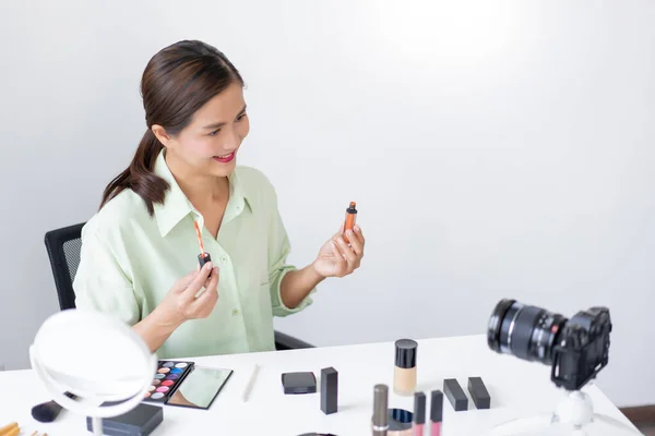 Een Zelfverzekerde Beauty Blogger Met Een Roze Vloeibare Lippenstift Die — Stockfoto