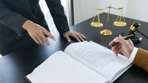 Law Libra Scale Hammer Table Lawyers Discussing Contract Paper Law — Stock Photo, Image