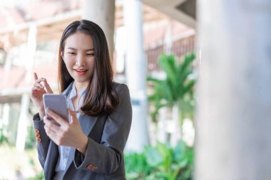 Çalışan kadın konsepti bir iş kadınının ofis dışında müşteriyle görüntülü görüşme yapması..