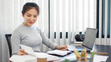 Ofis işi konsepti. Bir kadın memur, bir evrak işi için tabletini kullanıyor..