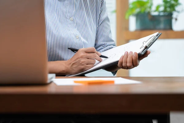 Concetto Lavoro Ufficio Impiegato Che Utilizza Idea Riassumere Informazioni Creare — Foto Stock