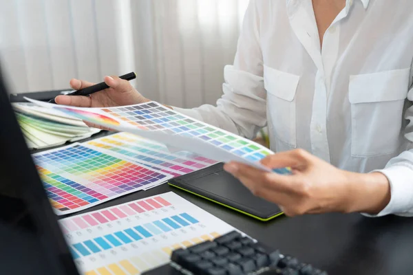 Diseñador Gráfico Creativo Elegir Escala Color Para Editar Obras Arte — Foto de Stock