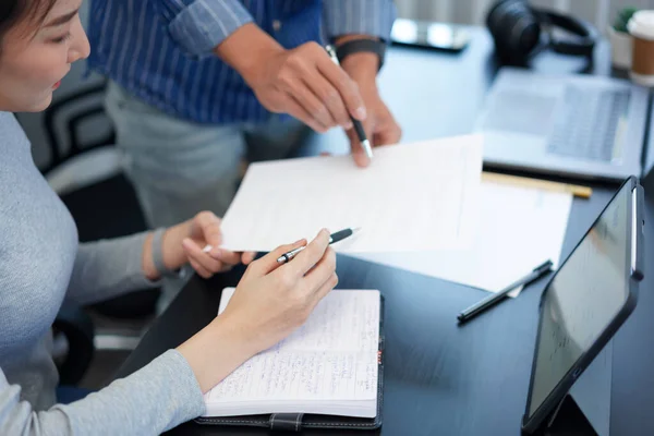 Concetto Lavoro Ufficio Uomo Affari Intelligente Che Offre Idea Delle — Foto Stock