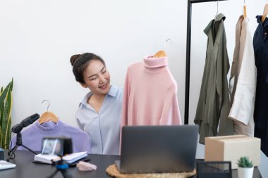 Canlı alışveriş konsepti bir dijital kamera bir kadın satıcının videosunu kaydediyor ve canlı alışveriş yapmak için bir cihaza bağlanıyor..