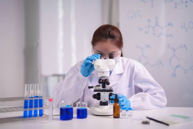 Odaklanmış araştırmacı güçlü bir mikroskopla örnekleri inceleyerek yenilikçi bilimsel içgörüleri ortaya çıkaran kritik laboratuvar deneyleri gerçekleştiriyor.