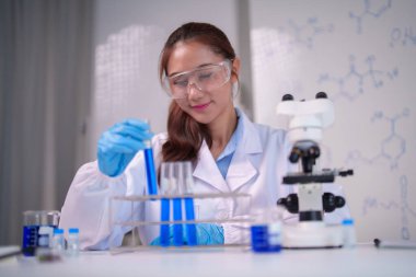 Çalışkan genç Asyalı kadın bilim adamı ileri düzey laboratuvar araştırmaları yaptı. Bilim alanında yenilik ve keşifler için hassas örnekler topladı..