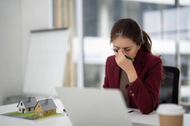 Asyalı emlakçı, modern ofis çalışma alanındaki pazar sorunlarıyla karşı karşıya kalmaktan bunalmış durumda.
