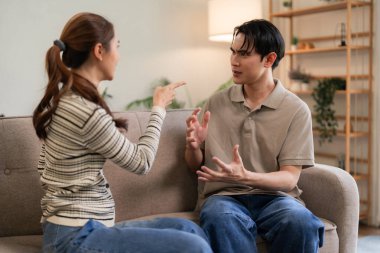 Asyalı yetişkin bir çift evdeki modern yaşam alanlarında gergin bir tartışma sırasında zorlu ilişki sorunlarıyla yüzleşir..