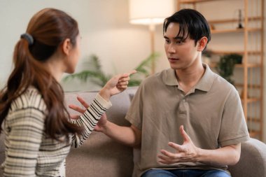 Yetişkin Asyalı ortaklar evlerinde hayal kırıklıklarını dile getiriyorlar. Kadınlar ilişki sorunlarını ele alırken erkeklere el kol hareketi yapar. Dürüst diyalog.