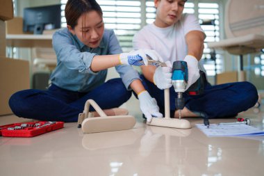 Paketlenmiş ve boşaltılmış kutularla dolu geniş bir oda. Yeni ofis, ev ofisi ya da iş geçişi. Parlak ortam.