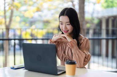 Gülümseyen kadın serbest bilgisayar kullanıyor keyifli çalışma ortamı olumlu tavır çevrimiçi iş öğrenimi proje yönetimi esnek yaşam tarzı