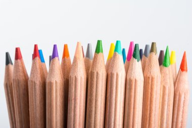 Beyaz arkaplanda izole edilmiş çok renkli kalemler