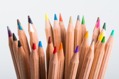 Beyaz arkaplanda izole edilmiş çok renkli kalemler