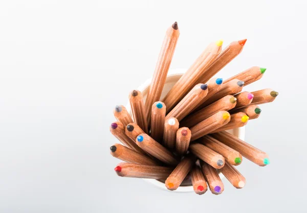 Flerfarvede blyanter isoleret på hvid baggrund - Stock-foto