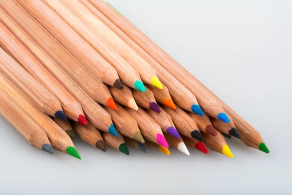 Lápices multicolores aislados sobre fondo blanco — Foto de Stock