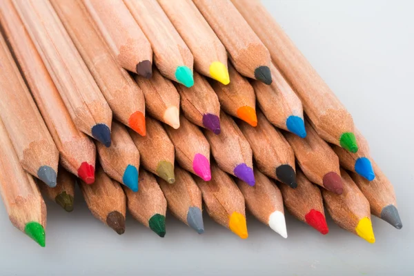 Beyaz arkaplanda izole edilmiş çok renkli kalemler