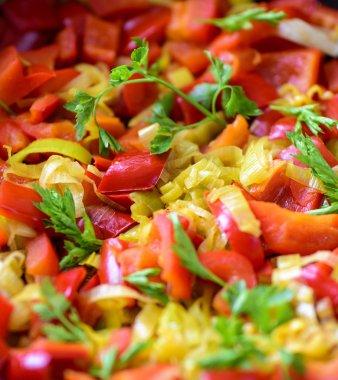 Bir tavada karışık taze sebze (biber, pırasa, otlar)