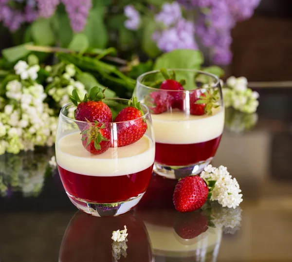 Italiensk dessert panna cotta med jordgubbar — Stockfoto