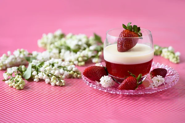 Italiensk dessert panna cotta med jordgubbar — Stockfoto