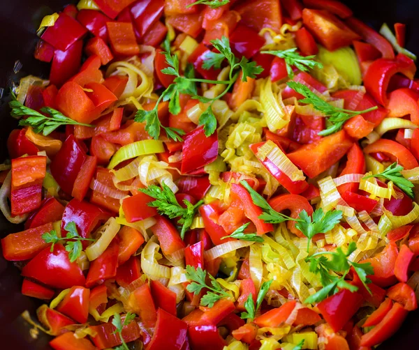 Mezcla de verduras frescas (pimienta, puerro, hierbas) en una sartén —  Fotos de Stock