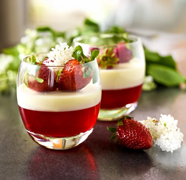 Vår dessert pannacotta med jordgubbar och blommor — Stockfoto