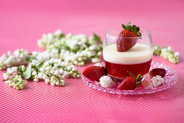 Italiensk dessert pannacotta med jordgubbar och blommor — Stockfoto