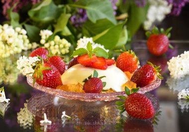 İtalyan tatlı pannacotta çilek ve Lila çiçek