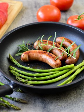 Kuşkonmaz, domates ve biberiye bir Pan Kızarmış sosis