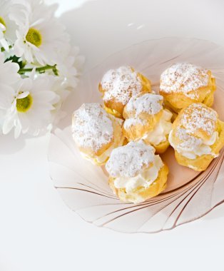 Krem puf ya da dolgu ile profiterol ve pudra şekeri tepesi, izole, beyaz arka planı